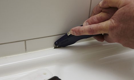 Как выполнить герметизацию зазоров в душе или ванной