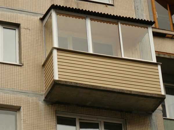 Обшивка балкона сайдингом фото