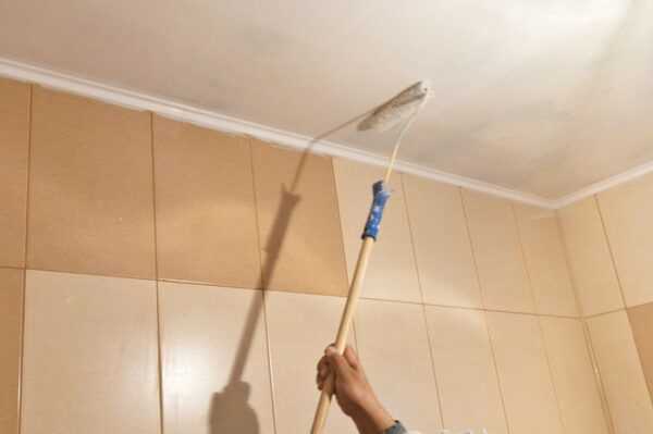 Способ побелить потолок в ванной фото