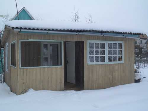 Сборный домик из деревянных щитов, в котором можно жить даже зимой.