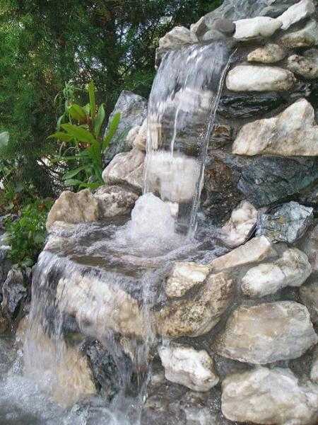 На фото - фонтан с водопадом.