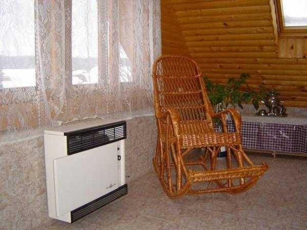На фото: конвектор может поддерживать определенный температурный режим, что очень удобно, ведь воздух в комнате постоянно будет иметь одинаковую температуру