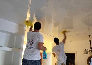Чем и как мыть натяжные глянцевые потолки без разводов?