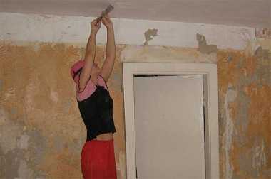 Как снять побелку с потолка: эффективные способы
