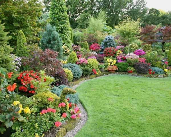 Английский сад сливается с окружающей природой.
