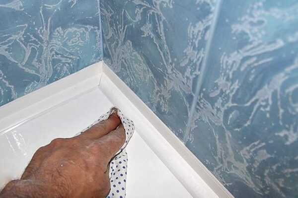 Чем заделать щель между ванной и стеной фото