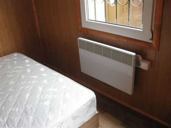 Электрический конвектор с термостатом - идеальное решение для отопления небольшой спальни.