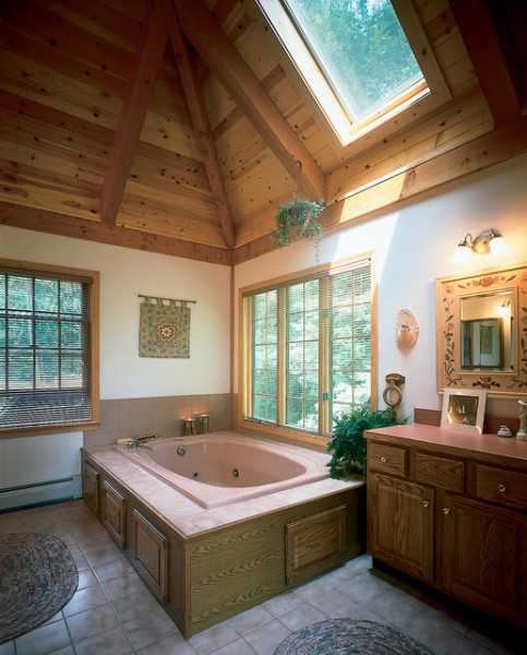 Необычная и теплая ванная с деревянным потолком в стиле кантри