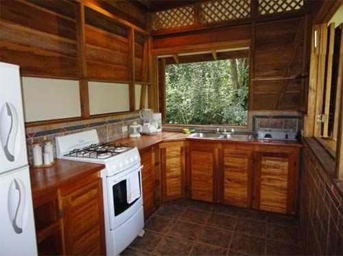 Угловой кухонный гарнитур из дерева