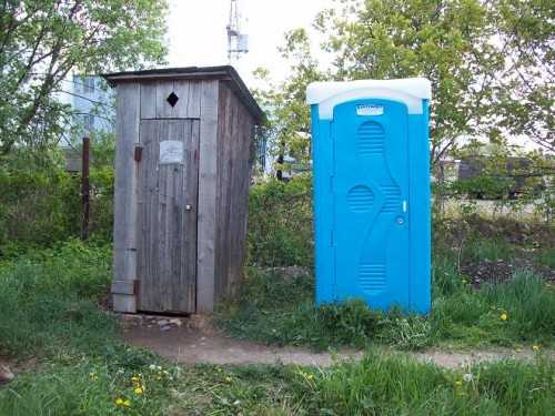 Пластиковая кабина или самодельный деревянный туалет? Выбор за вами.