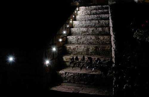 На фото - подсветка лестницы