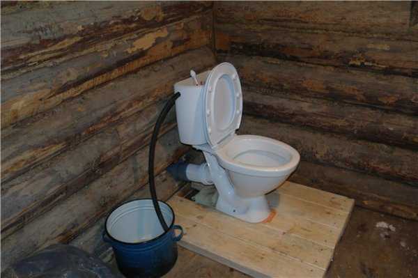 Фаянсовый унитаз для дачного туалета