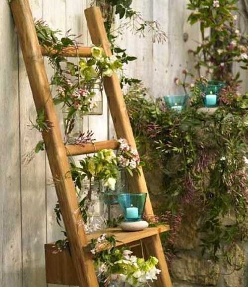 Деревянная лестница – красивый и удобный вариант оформления сада