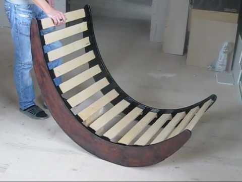 Оригинальная модель кресла-качалки для загородного участка