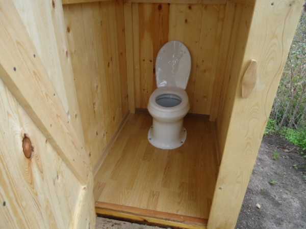 Удобный дачный унитаз для уличного туалета