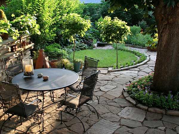 Правильно декорировав садовый участок, вы захотите все свободное время проводить именно в этом райском уголке.