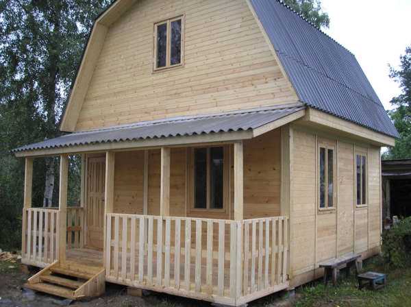 На фото деревянный дачный домик