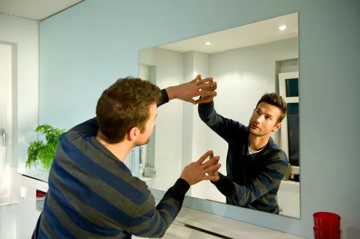 Как повесить тяжелое зеркало