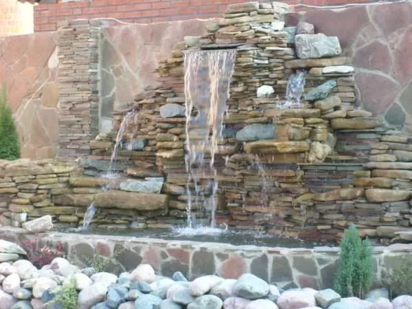 Водопады высотой более 1,5 м устанавливают у стен, предварительно проводя гидроизоляционные работы